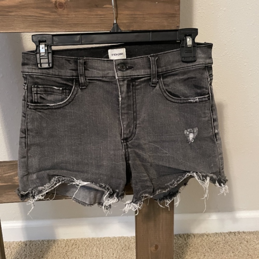 A5 - 267Sneak peek Black light wash jean shorts frayed and distressed size small